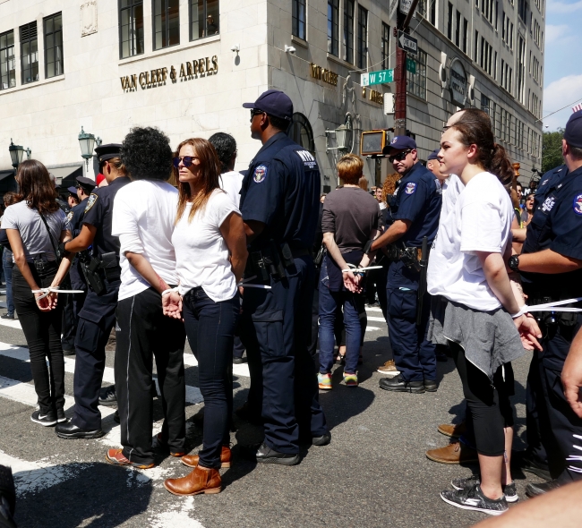 Trump'ın DACA kararına karşı protestolarda onlarca kişi gözaltına alındı