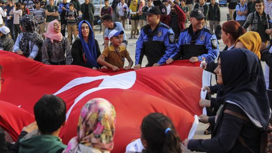 Polis, öğrencilerle futbol oynadı