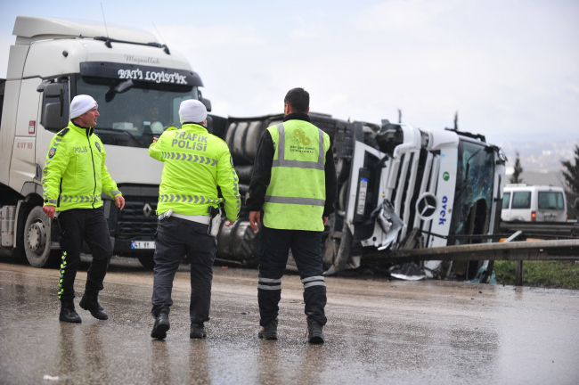 Bursa'da iki tır sürücüsü kontrolü kaybetti