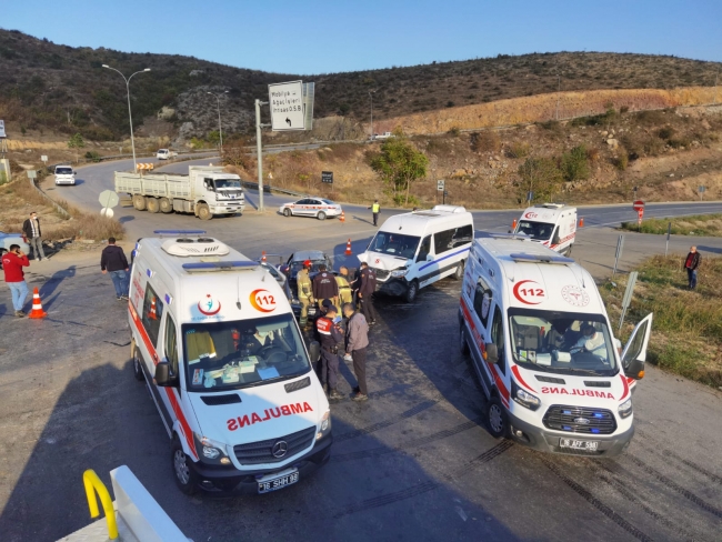 Bursa'da minibüs ile otomobil çarpıştı: 7 yaralı