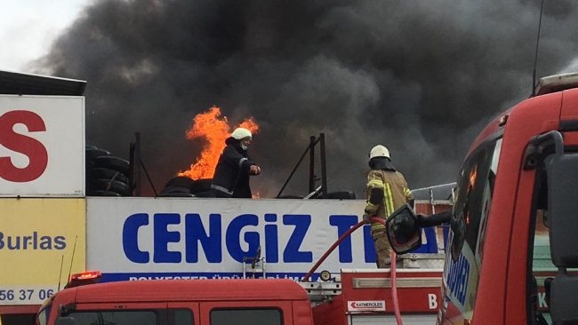 Bursa'da araç lastik deposunda yangın