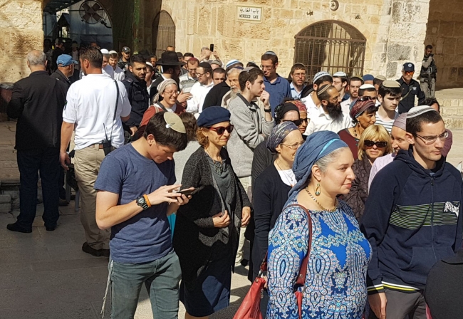 Fanatik Yahudilerden Mescid-i Aksa'ya baskın