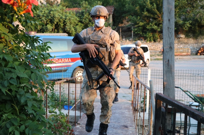 Denizli'de uyuşturucu satıcılarına şafak baskını: 20 gözaltı