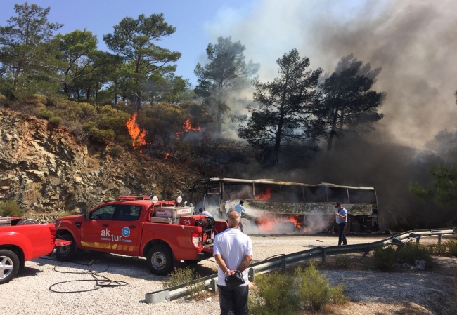 Muğla'da seyir halindeki yolcu otobüsü alev aldı