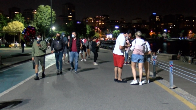 İstiklal Caddesi ve Caddebostan Sahili'nde yoğunluk