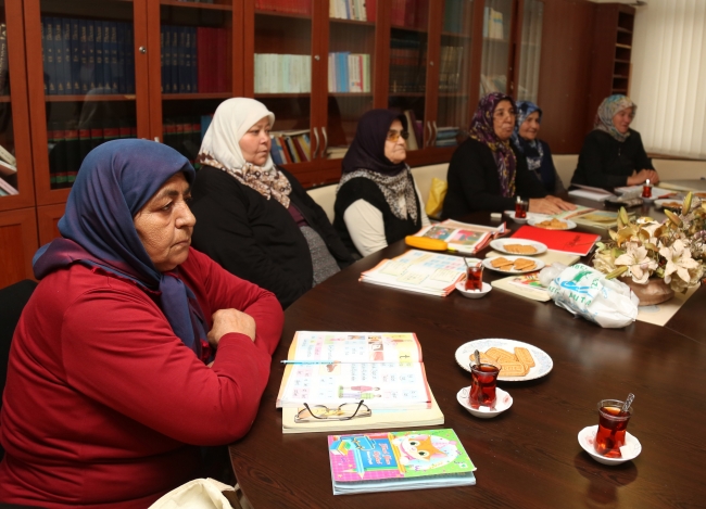 Antalyalı kadınlar okuma yazma seferberliğine katıldı