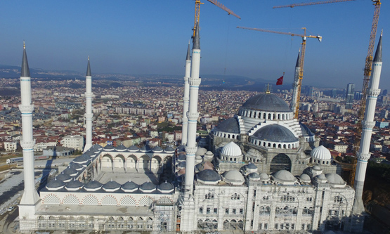 Çamlıca Camisinin alemi törenle yerleştirildi