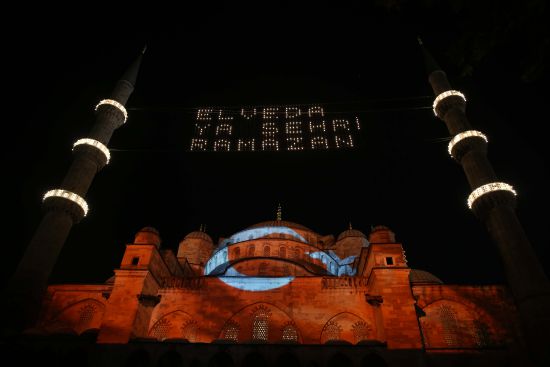 Sultanahmet Camisine Türk bayrağı yansıtıldı