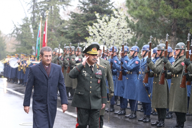 Milli Savunma Bakanı Canikli, Azerbaycanlı mevkidaşı Hasanov'la görüştü