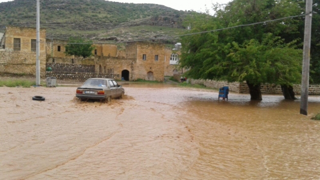 Mardin'de ev ve iş yerlerini su bastı