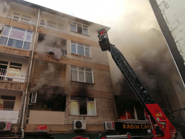 Kadıköy'de 4 katlı binada yangın: 1 ölü