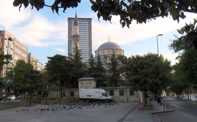 İstanbul'da bayramın son gününde yollar ve meydanlar boş