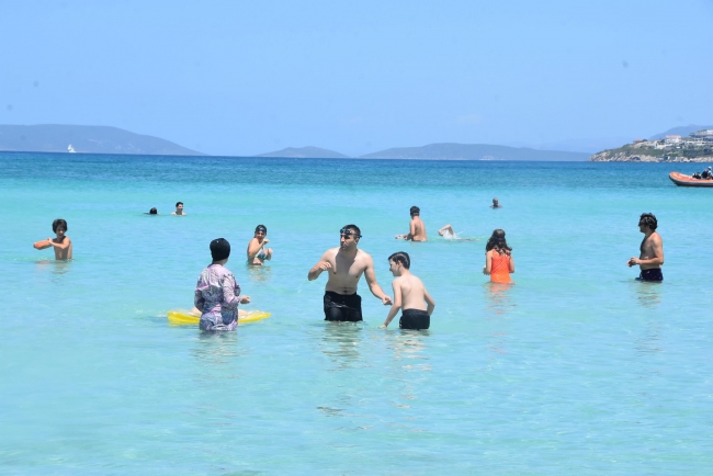 Çeşme plajlarında bayram yoğunluğu