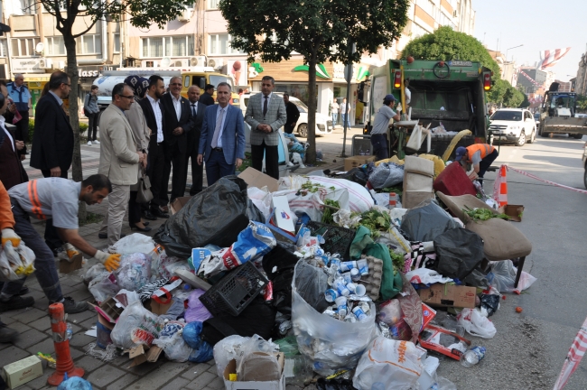 Çevre temizliğinde farkındalık için yola kamyon dolusu çöp döktüler