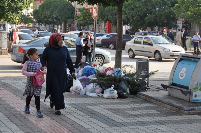 Çevre temizliğinde farkındalık için yola kamyon dolusu çöp döktüler