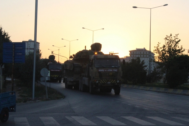 Kilis'ten sınırın Suriye tarafına zırhlı araç sevkiyatı