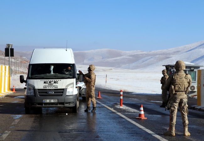 Bahçesaray kara yolunda kar çilesi başladı