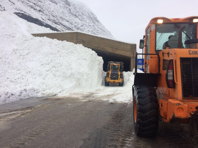 Çığ düştü, dev kayalar yollara saçıldı