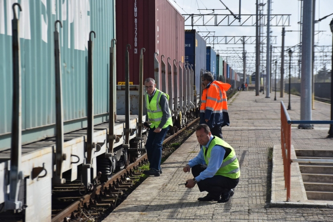 Fotoğraf: DHA  Çin'den Avrupa'ya giden ilk yük treni Kapıkule'de X-Ray taraması yapılıyor. 