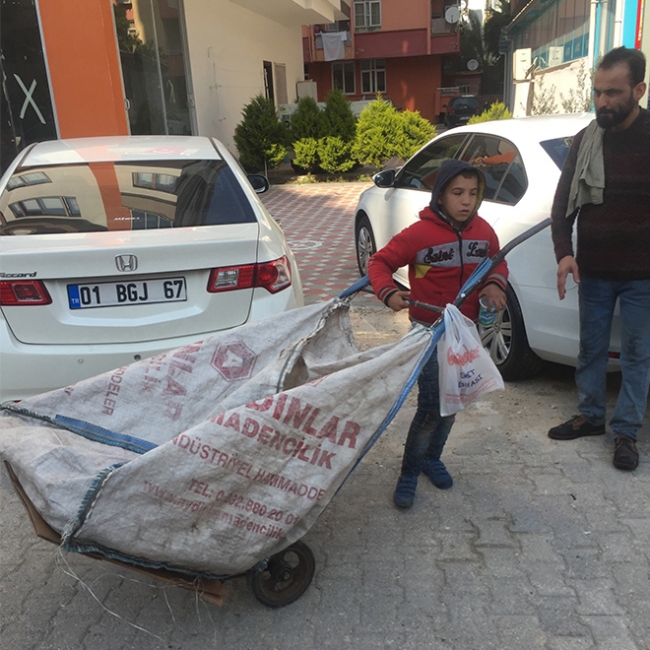 Yaşıtları ders başı yaptı, o kağıt toplarken uyuyakaldı