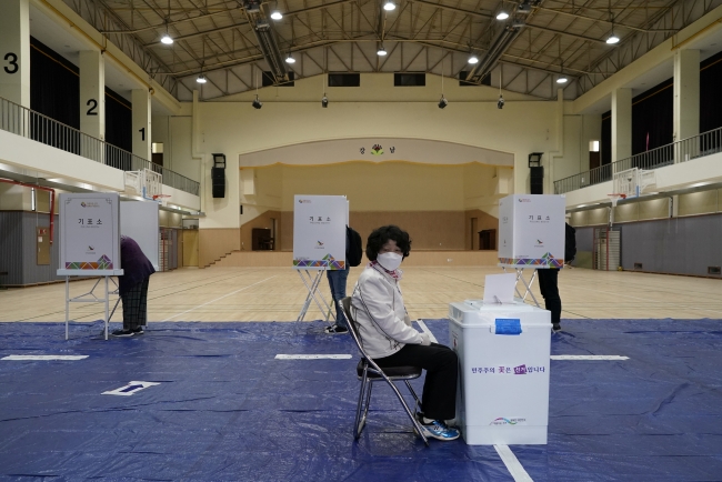 Güney Kore'deki seçim, COVID-19 tedbirleriyle gerçekleştirildi. | Fotoğraf: Reuters