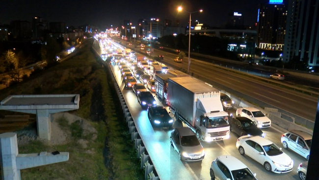 İstanbul'da zincirleme trafik kazası: 3 yaralı