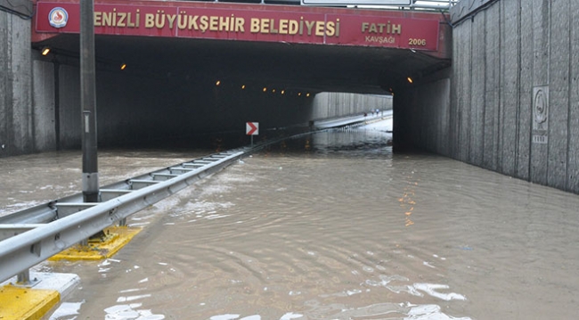 Denizli'de dolu ve sağanak hayatı olumsuz etkiledi