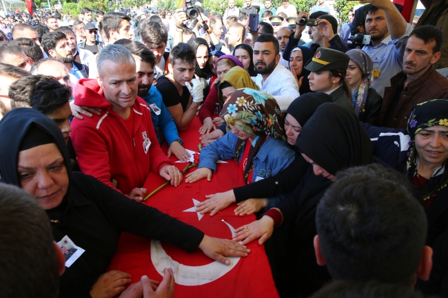 Diyarbakır şehitleri son yolculuklarına uğurlandı