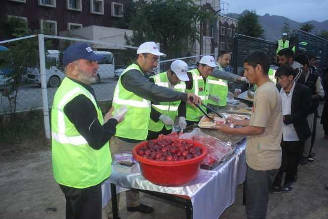 TİKA'dan Afganistan'da yetimlere iftar