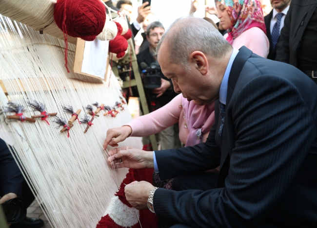 Cumhurbaşkanı Erdoğan, Türk bayrağı motifiyle dokunan halıya düğüm attı