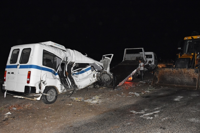 Manisa'da demiryoluna terkedilmiş minibüse yolcu treni çarptı