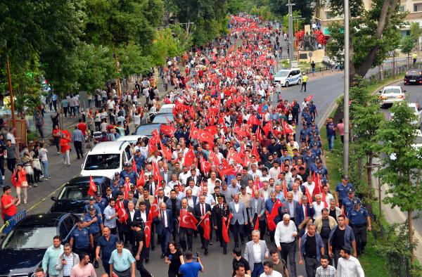 106 yaşında demokrasi nöbetine katıldı