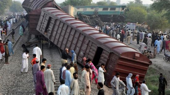 Pakistan'da yük treni ile yolcu treni çarpıştı