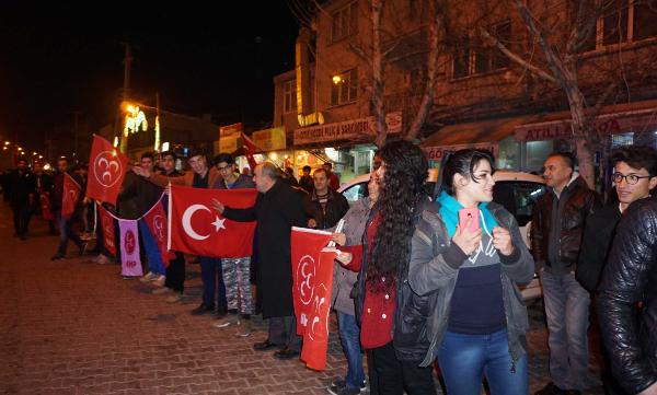 Suriye sınırına sevk edilen askeri konvoya sevinç gösterisi