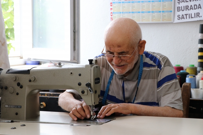 80 yıldır aynı ilçede terzilik yapıyor