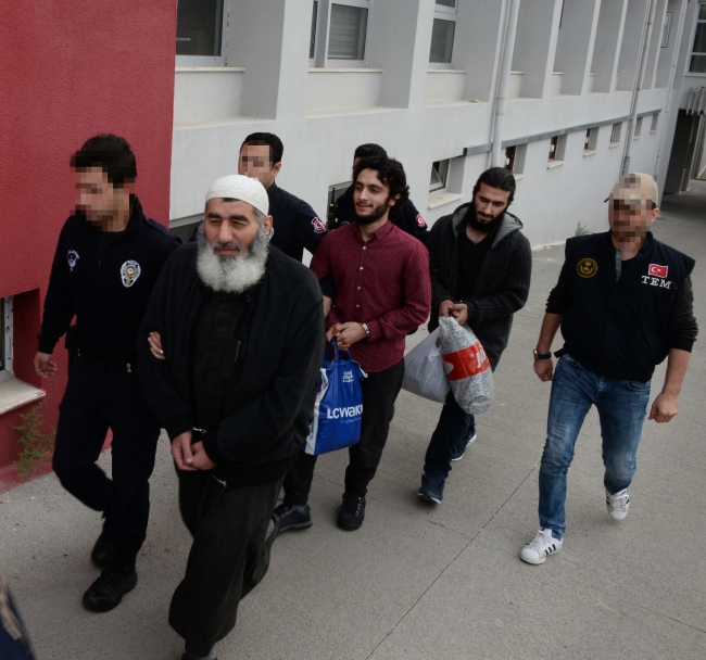 DEAŞ'ın istihbaratçısı ve celladı olduğu iddia edilen zanlılar Adana'da yakalandı