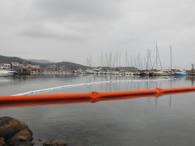 Urla'da denize mazot sızdı, limana giriş ve çıkışlar kapatıldı