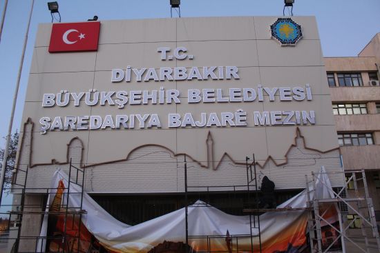 Diyarbakır Büyükşehir Belediyesi tabelası yenilendi