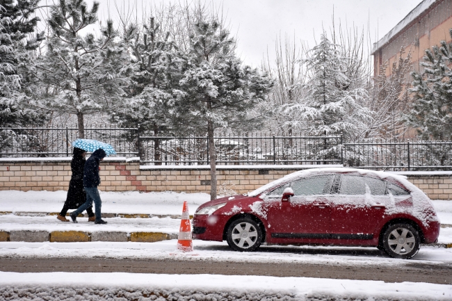 Kar yolları kapattı