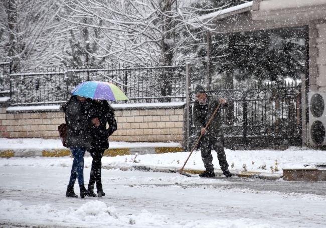 Kar yolları kapattı