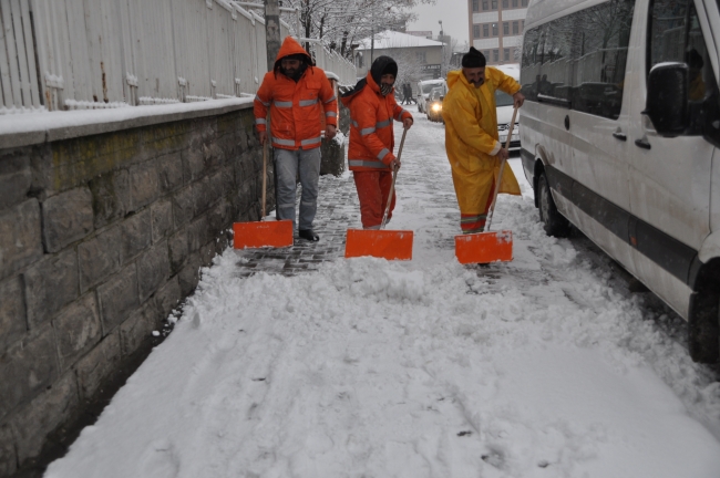 Kar yolları kapattı