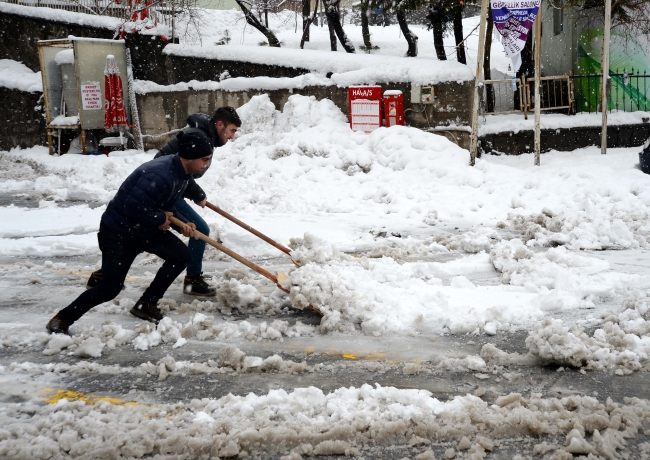 Kar yolları kapattı