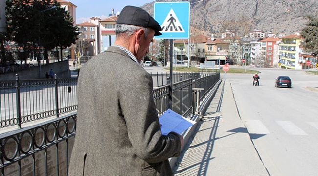 Bankadan kredi çekip sahte polislere gönderdi