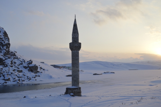 Donan gölden yükselen minare