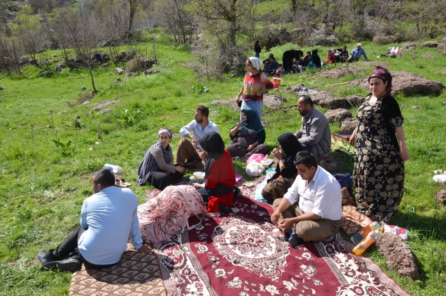 "Köye dönüş"ü halayla kutladılar