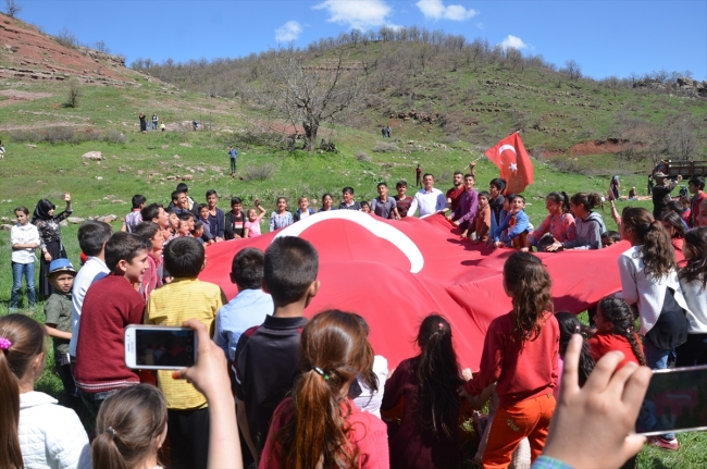 "Köye dönüş"ü halayla kutladılar