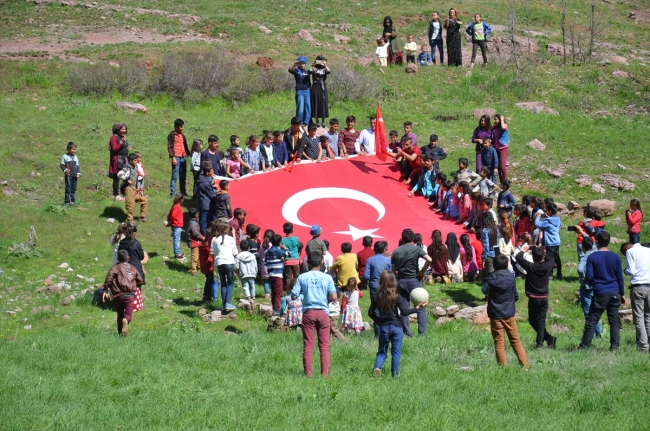 "Köye dönüş"ü halayla kutladılar