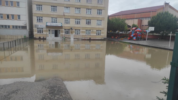 Ordu'da sağanak su baskınlarına neden oldu