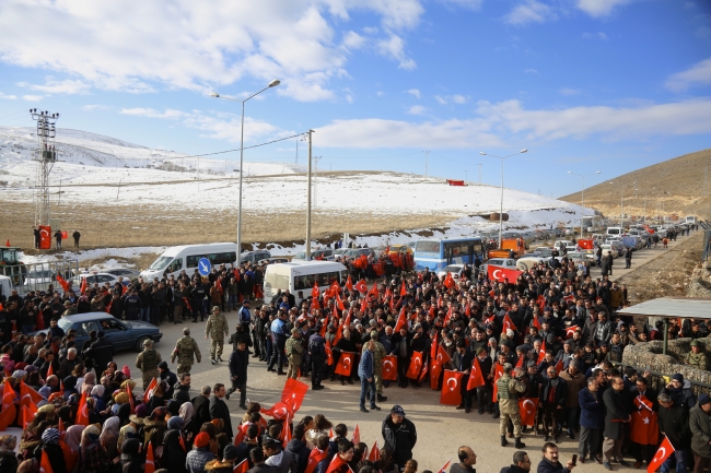 Mehmetçiği Afrin'e binlerce kişi dualarla uğurladı