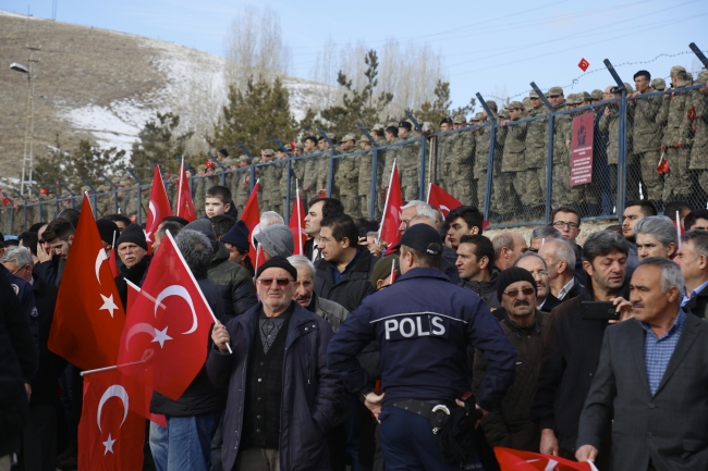 Mehmetçiği Afrin'e binlerce kişi dualarla uğurladı